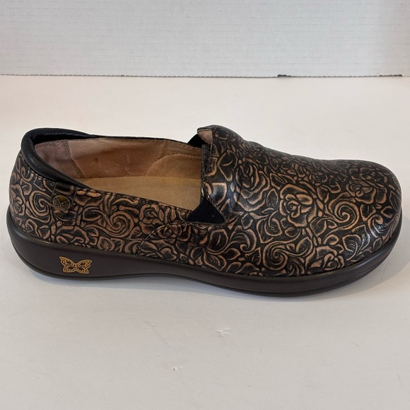 Alegria Women's KEL-548 Keli Black Bronze Embossed Clogs Shoes SZ 40 = 9.5 / 10 - Picture 1 of 12